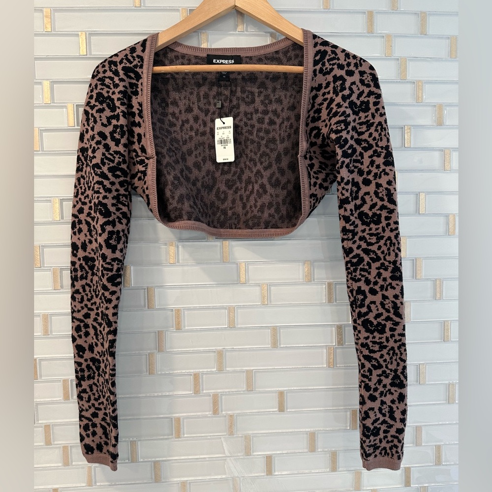 Fitted leopard print sweater shrug